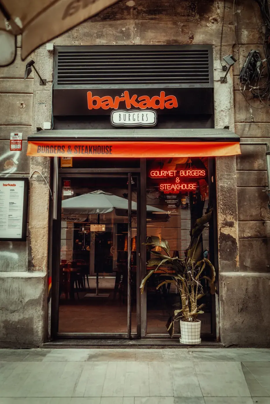 Fachada de Barkada de noche