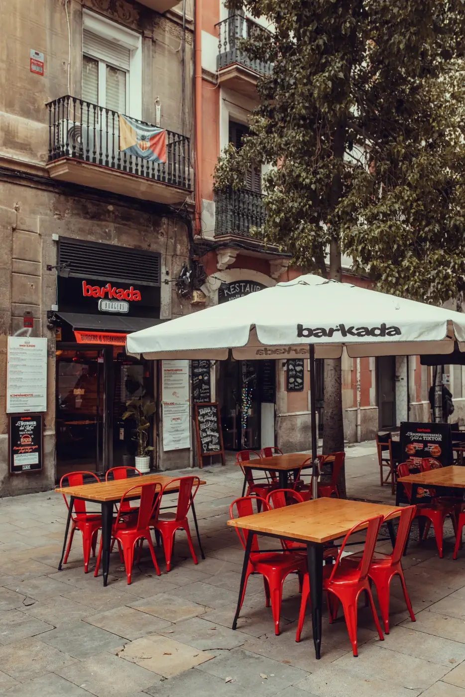 Terraza de Barkada en la calle Blai